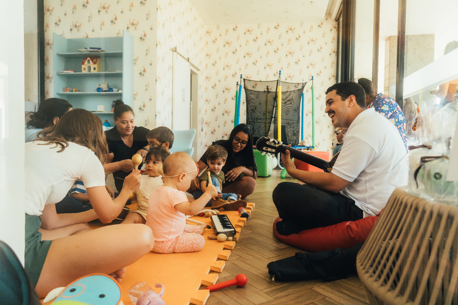Roda musical com famílias e instrumentos