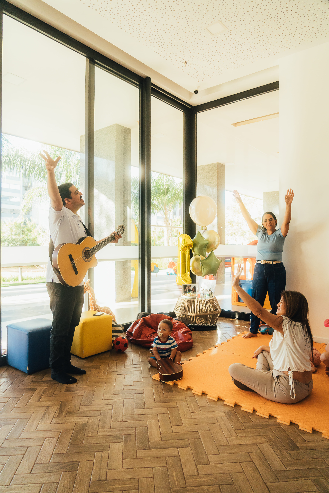 Momento coletivo de música e participação das famílias